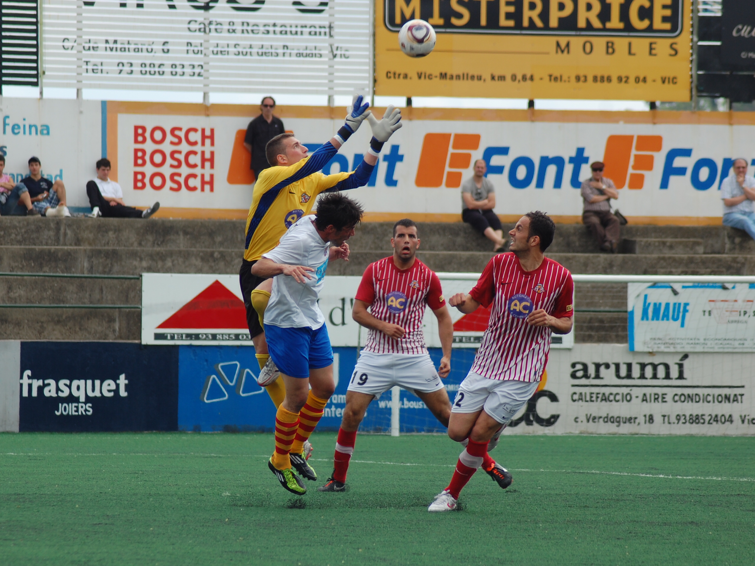 En l'acció del segon gol Buetas intenta blocar l'esfèrica. Al final, però, no ho aconseguiria i Planagumà marcaria a plaer. FOTO: Jordi de Planell.