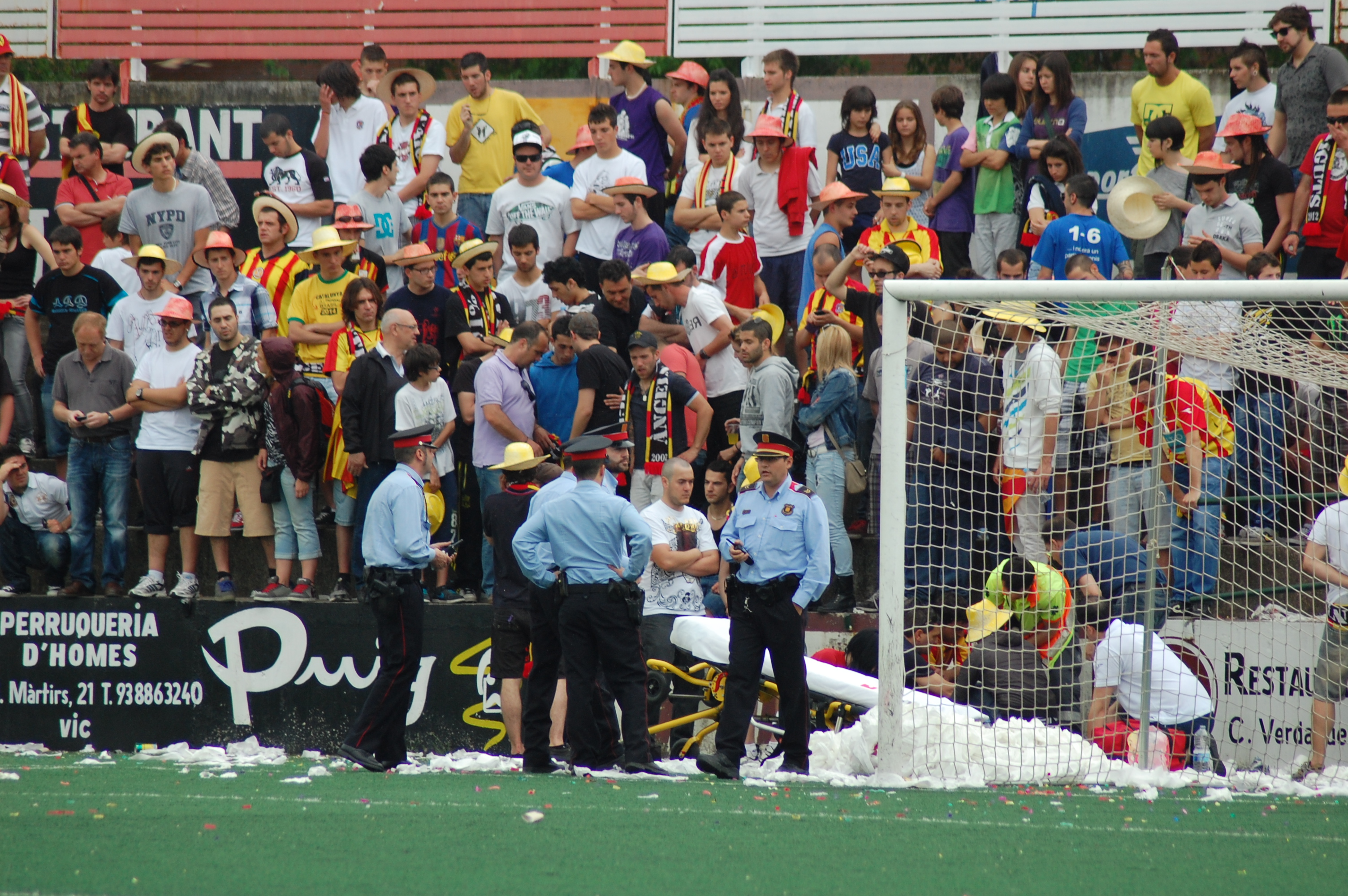 L'afició manlleuenca s'amuntega per veure l'atenció als ferits en la part de la grada on la valla havia cedit. FOTO: Jordi de Planell.